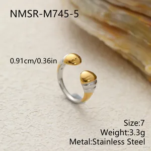 Primer plano de un anillo abierto de acero inoxidable bicolor con especificaciones