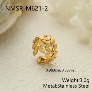Primer plano de anillo de hoja de acero inoxidable dorado con medidas y peso