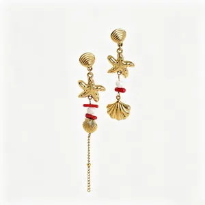 Detail van asymmetrische gouden stalen oorbellen met zeester en schelphanger