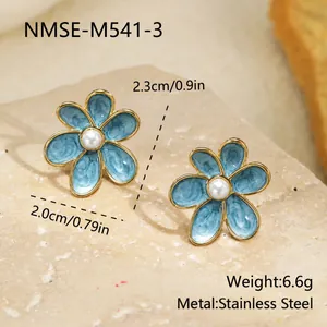 Détail de boucles d'oreilles fleur émail bleu avec perle et mesures en cm/pouces