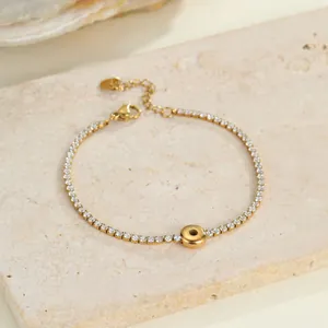 Detailansicht eines goldenen Edelstahl-Tennisarmbands mit minimalistischem Kreis-Anhänger.