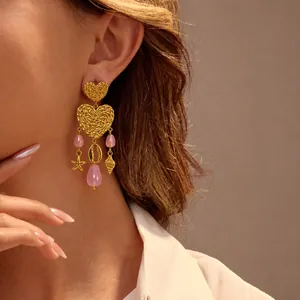 Detailansicht von Herz-Ohrringen im Meeres-Stil mit rosa Perlen und Seestern-Anhängern