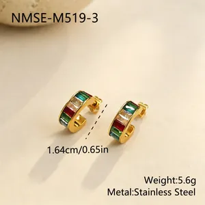 Primer plano de pendientes de aro retro de acero inoxidable dorado con circonitas de colores