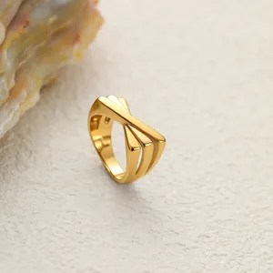Gros plan d'une bague en acier inoxydable plaqué or au design géométrique superposé.