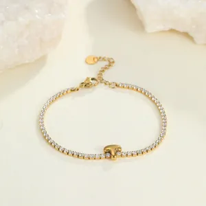 Detailansicht eines goldenen Edelstahl-Tennisarmbandes mit kleinem Buchstaben-Anhänger