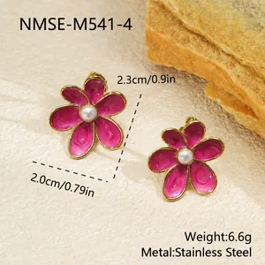 Vue détaillée de boucles d'oreilles fleur en émail rose avec perle et dimensions