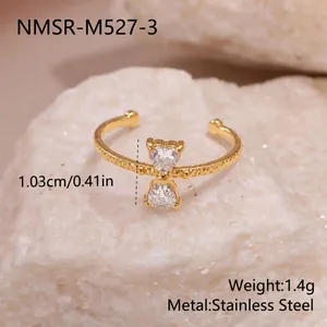 Détail d'une bague en acier inoxydable doré avec motif nœud en zircon sur une pierre