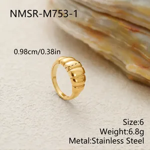Detalle de anillo acanalado de acero inoxidable dorado con medidas de talla 6.