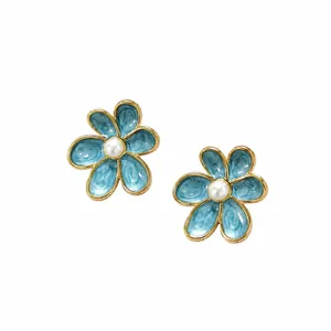 Élégantes boucles d'oreilles fleur à cinq pétales en émail bleu avec perle centrale.