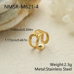 Vista detallada de un anillo abierto de acero inoxidable dorado con diseño trenzado nudo