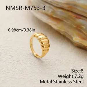 Primer plano de un anillo acanalado de acero inoxidable dorado de 0,98 cm con detalles