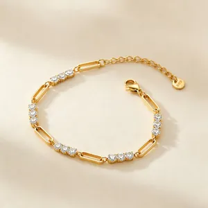 Detailansicht des goldenen Büroklammer-Gliedarmbands mit funkelndem Zirkonia Besatz