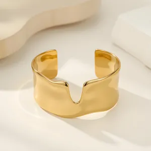 Bracelet Jonc Large Ouvert à Vagues Irrégulières en Acier Inoxydable Plaqué Or 18K pour Femme Bijoux de Mode Moderne