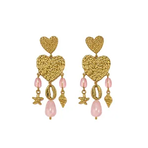 Detailansicht goldener Herz-Ohrringe mit rosa Perlen und maritimen Seestern-Anhängern