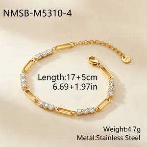 Detailansicht des Edelstahl-Gliederarmbands mit Zirkonia-Steinen im Büroklammer-Stil