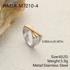 Détail macro d'une bague géométrique bicolore en acier inoxydable et largeur