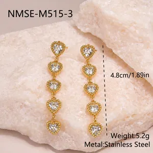Vue détaillée de boucles d'oreilles pendantes en cœur d'acier inoxydable doré
