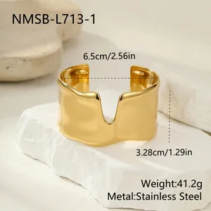 Vue détaillée du bracelet jonc doré en acier inoxydable avec mesures précises.