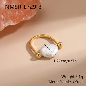 Détail d'une bague minimaliste avec perle baroque en acier inoxydable doré poli