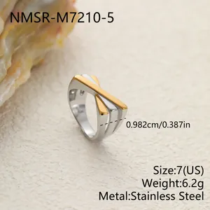 Vue détaillée de la bague en acier bicolore indiquant largeur 0,982cm et taille US 7.
