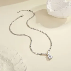 Elegante collana a catena a serpente in acciaio inox con pendente in zircone a goccia.