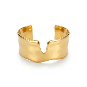 Bracelet manchette large en acier doré avec un design de vagues irrégulières