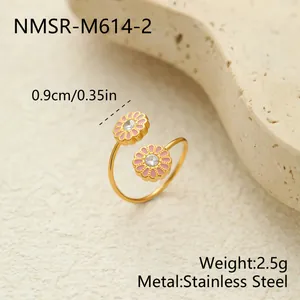 Detailansicht des rosa emaillierten Gänseblümchen-Rings aus Edelstahl mit Kristall.