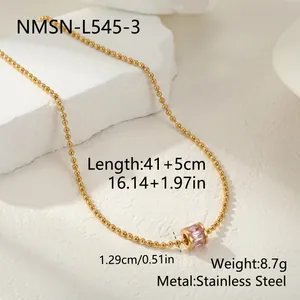 Primer plano de collar minimalista de cuentas de acero con colgante de cristal rosa