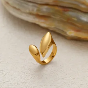 Vue détaillée de la bague ouverte en acier inoxydable doré en forme de feuille