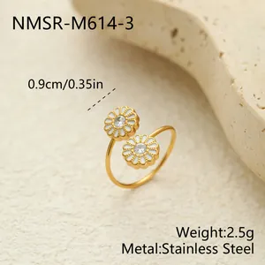 Detailansicht des verstellbaren Gänseblümchen-Rings aus Edelstahl mit weißer Emaille