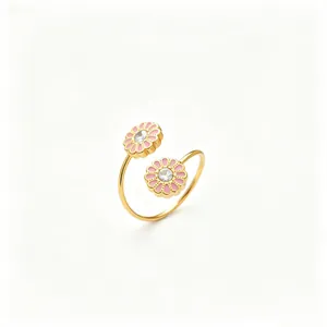 Detailansicht eines goldenen offenen Rings mit zwei rosa Emaille-Gänseblümchen und Kristallen.