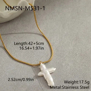 Vue détaillée du collier chaîne serpent doré avec pendentif croix en perle baroque