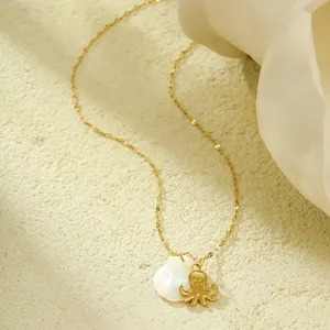 Vue détaillée d'un collier océan en acier inoxydable doré avec breloques coquillage et poulpe.