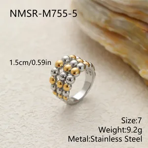 Detalle de anillo bicolor de acero inoxidable con especificaciones de talla y peso