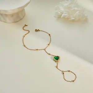 Elegante pulsera anillo de acero de titanio dorado con detalle de circón verde de corazón