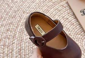 Detailansicht der dunkelbraunen Mädchen-Lederschuhe im französischen Stil mit Riemen