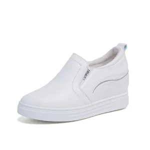 Weiße Damen-Kielsneaker zum Hineinschlüpfen mit interner Erhöhung und Plateausohle