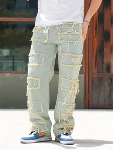 Herren Loose Straight-Leg Jeans mit einzigartigen ausgefransten Patchwork-Details in Hellblau.