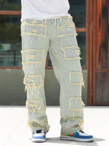 Nahaufnahme von hellblauen Jeans mit ausgefransten rechteckigen Flicken im Destroyed-Look