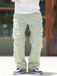 Detailansicht der Distressed-Jeans mit ausgefransten Flicken und modernem Ripped-Stil