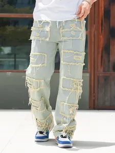 Detailaufnahme der Distressed-Jeans für Herren mit ausgefransten Patchwork-Einsätzen