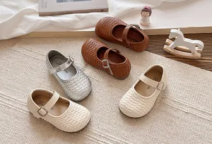 Vista de detalle de zapatos Mary Jane trenzados para niñas en marrón, plata y crema