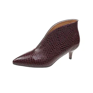 Botines elegantes color burdeos con efecto de cocodrilo, tacón bajo y punta afilada