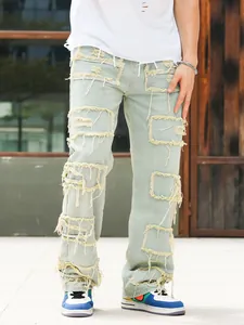 Detaillierte Nahaufnahme hellblauer Straight-Leg-Jeans mit Fransen-Patches im Streetwear-Look
