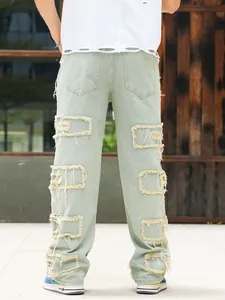 Weite Herren-Jeans mit geradem Bein und markanten rechteckigen Patches im Trend-Look.