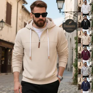 Detalle de una sudadera con capucha de felpa pesada con cremallera media en color beige