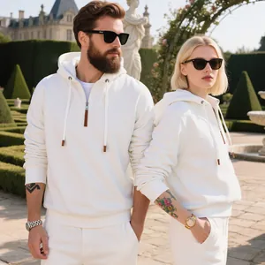 Detalle de estilo de vida de sudaderas blancas de forro polar con media cremallera