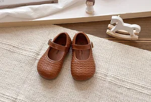Primer plano que muestra la intrincada textura trenzada de los zapatos Mary Jane para niñas