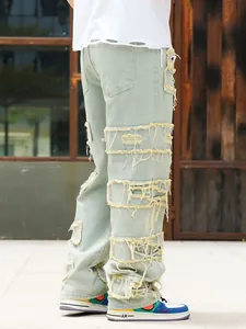 Detailansicht der Rückseite von modischen Herren-Jeans in Hellgrün mit Fransen-Patches.
