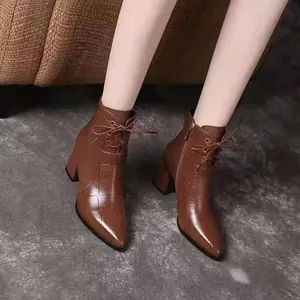 Elegante braune Stiefeletten mit Krokodilmuster, spitze Zehen und Blockabsatz zum Schnüren